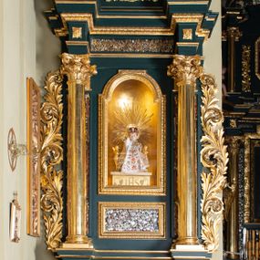 Zdjęcie nr 1: Nastawa architektoniczne, jednoosiowa, dwukondygnacyjna, ustawiona na cokole z wyodrębnionymi dwoma prostopadłościanami. Ołtarz prostopadłościenny, z drewnianą mensą. Antepedium ujęte profilowaną ramą, w polu medalion z monogramem IHS w glorii. Cokół dekorowany płycinami w partii wyodrębnionych prostopadłościanów wypełnionymi akantem, w partii środkowej gablotą na wota. Pierwsza kondygnacja flankowana parą pilastrów o trzonach w formie gablot z wotami i stojących przed nimi kolumnami o kapitelach kompozytowych, dźwigających pełne belkowanie, wyłamane na ich osi, o fryzie dekorowanym rozetami, z gablotą z wotami pośrodku. W polu centralnym nisza w formie stojącego prostokąta, zamkniętego łukiem półkolistym nadwieszonym, ujęta podwójną ramą zdobioną ornamentem roślinnym, z figurką Dzieciątka Koletańskiego. Pod nią gablota na wota w formie leżącego prostokąta w ramie dekorowanej ornamentem roślinnym. Druga kondygnacja ustawiona na cokole z wyodrębnionymi prostopadłościanami, flankowana parą pilastrów i stojących przed nimi kolumn o kapitelach kompozytowych, dźwigających imposty i fragmenty przerwanego, półkolistego przyczółka. Całość zamknięta fragmentem falistego gzymsu. W polu obraz bł. Władysława z Gielniowa w formie stojącego prostokąta o ściętych narożach, ujętego ramą zdobioną ornamentem roślinnym. Obie kondygnacje z uszami utworzonymi ze stylizowanego akantu. Struktura polichromowana w kolorze zielonym, ze złoconymi kolumnami, profilami i ornamentyką. 