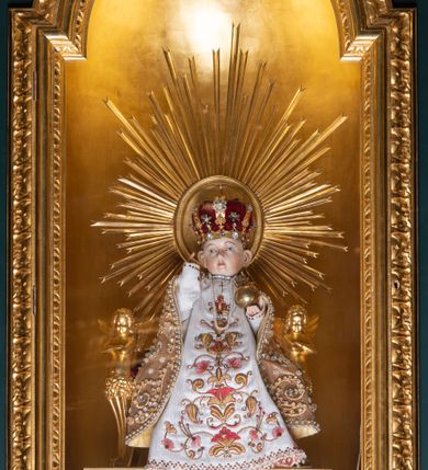 Zdjęcie nr 2: Nastawa architektoniczne, jednoosiowa, dwukondygnacyjna, ustawiona na cokole z wyodrębnionymi dwoma prostopadłościanami. Ołtarz prostopadłościenny, z drewnianą mensą. Antepedium ujęte profilowaną ramą, w polu medalion z monogramem IHS w glorii. Cokół dekorowany płycinami w partii wyodrębnionych prostopadłościanów wypełnionymi akantem, w partii środkowej gablotą na wota. Pierwsza kondygnacja flankowana parą pilastrów o trzonach w formie gablot z wotami i stojących przed nimi kolumnami o kapitelach kompozytowych, dźwigających pełne belkowanie, wyłamane na ich osi, o fryzie dekorowanym rozetami, z gablotą z wotami pośrodku. W polu centralnym nisza w formie stojącego prostokąta, zamkniętego łukiem półkolistym nadwieszonym, ujęta podwójną ramą zdobioną ornamentem roślinnym, z figurką Dzieciątka Koletańskiego. Pod nią gablota na wota w formie leżącego prostokąta w ramie dekorowanej ornamentem roślinnym. Druga kondygnacja ustawiona na cokole z wyodrębnionymi prostopadłościanami, flankowana parą pilastrów i stojących przed nimi kolumn o kapitelach kompozytowych, dźwigających imposty i fragmenty przerwanego, półkolistego przyczółka. Całość zamknięta fragmentem falistego gzymsu. W polu obraz bł. Władysława z Gielniowa w formie stojącego prostokąta o ściętych narożach, ujętego ramą zdobioną ornamentem roślinnym. Obie kondygnacje z uszami utworzonymi ze stylizowanego akantu. Struktura polichromowana w kolorze zielonym, ze złoconymi kolumnami, profilami i ornamentyką. 