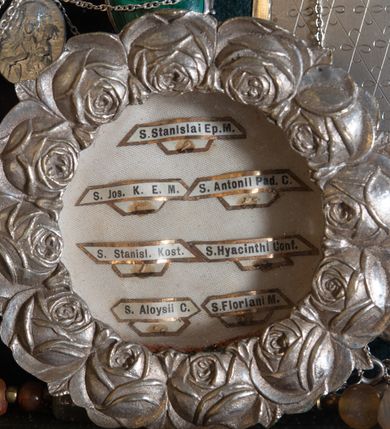 Zdjęcie nr 8: Nastawa architektoniczne, jednoosiowa, dwukondygnacyjna, ustawiona na cokole z wyodrębnionymi dwoma prostopadłościanami. Ołtarz prostopadłościenny, z drewnianą mensą. Antepedium ujęte profilowaną ramą, w polu medalion z monogramem IHS w glorii. Cokół dekorowany płycinami w partii wyodrębnionych prostopadłościanów wypełnionymi akantem, w partii środkowej gablotą na wota. Pierwsza kondygnacja flankowana parą pilastrów o trzonach w formie gablot z wotami i stojących przed nimi kolumnami o kapitelach kompozytowych, dźwigających pełne belkowanie, wyłamane na ich osi, o fryzie dekorowanym rozetami, z gablotą z wotami pośrodku. W polu centralnym nisza w formie stojącego prostokąta, zamkniętego łukiem półkolistym nadwieszonym, ujęta podwójną ramą zdobioną ornamentem roślinnym, z figurką Dzieciątka Koletańskiego. Pod nią gablota na wota w formie leżącego prostokąta w ramie dekorowanej ornamentem roślinnym. Druga kondygnacja ustawiona na cokole z wyodrębnionymi prostopadłościanami, flankowana parą pilastrów i stojących przed nimi kolumn o kapitelach kompozytowych, dźwigających imposty i fragmenty przerwanego, półkolistego przyczółka. Całość zamknięta fragmentem falistego gzymsu. W polu obraz bł. Władysława z Gielniowa w formie stojącego prostokąta o ściętych narożach, ujętego ramą zdobioną ornamentem roślinnym. Obie kondygnacje z uszami utworzonymi ze stylizowanego akantu. Struktura polichromowana w kolorze zielonym, ze złoconymi kolumnami, profilami i ornamentyką. 