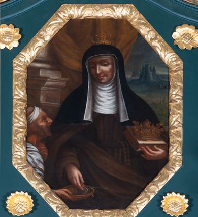 Zdjęcie nr 4: Nastawa architektoniczna, jednoosiowa, jednokondygnacyjna ze zwieńczeniem, ustawiona na dwustrefowym cokole z wyodrębnionymi dwoma prostopadłościanami. Ołtarz prostopadłościenny, z drewnianą mensą. Antepedium ujęte profilowaną, złoconą ramą, na tle fioletowego pola mandorla z chrystogramem Chi Rho oraz literami alfa i omega, w glorii promienistej. Cokół w górnej strefie dekorowany płycinami wypełnionymi akantem. Nastawa flankowana parą kolumn o kapitelach kompozytowych, dźwigających pełne belkowanie, wyłamane na ich osi, częściowo przerwane pośrodku, z siedzącymi na nim puttami, o fryzie dekorowanym rozetami. Pole centralne niemal w całości wypełnione wnęką ujętą ramą zdobioną ornamentem roślinnym, w formie stojącego prostokąta z wyłamanym schodkowo fragmentem w górnym boku, wypełnionym akantem. We wnęce obraz „Stygmatyzacja św. Franciszka”, na zasuwie przedstawienie św. Klary. Kondygnacja ujęta uszami utworzonymi z akantu i kampanuli. Zwieńczenie w formie stojącego prostokąta o lekko wklęsłych bokach, zamknięte fragmentem falistego gzymsu z obłokami, puttem i dwoma uskrzydlonymi główkami anielskimi. W polu obraz św. Elżbiety Węgierskiej w formie stojącego prostokąta o ściętych narożach, ujęty ramą zdobioną ornamentem roślinnym. W miejscu naroży cztery rozety. Zwieńczenie flankowane uszami z akantu i kampanuli. Struktura polichromowana w kolorze zielonym, ze złoconymi kolumnami, profilami i ornamentyką. 