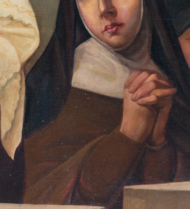 Zdjęcie nr 11: Nastawa architektoniczna, jednoosiowa, jednokondygnacyjna ze zwieńczeniem, ustawiona na dwustrefowym cokole z wyodrębnionymi dwoma prostopadłościanami. Ołtarz prostopadłościenny, z drewnianą mensą. Antepedium ujęte profilowaną, złoconą ramą, na tle fioletowego pola mandorla z chrystogramem Chi Rho oraz literami alfa i omega, w glorii promienistej. Cokół w górnej strefie dekorowany płycinami wypełnionymi akantem. Nastawa flankowana parą kolumn o kapitelach kompozytowych, dźwigających pełne belkowanie, wyłamane na ich osi, częściowo przerwane pośrodku, z siedzącymi na nim puttami, o fryzie dekorowanym rozetami. Pole centralne niemal w całości wypełnione wnęką ujętą ramą zdobioną ornamentem roślinnym, w formie stojącego prostokąta z wyłamanym schodkowo fragmentem w górnym boku, wypełnionym akantem. We wnęce obraz „Stygmatyzacja św. Franciszka”, na zasuwie przedstawienie św. Klary. Kondygnacja ujęta uszami utworzonymi z akantu i kampanuli. Zwieńczenie w formie stojącego prostokąta o lekko wklęsłych bokach, zamknięte fragmentem falistego gzymsu z obłokami, puttem i dwoma uskrzydlonymi główkami anielskimi. W polu obraz św. Elżbiety Węgierskiej w formie stojącego prostokąta o ściętych narożach, ujęty ramą zdobioną ornamentem roślinnym. W miejscu naroży cztery rozety. Zwieńczenie flankowane uszami z akantu i kampanuli. Struktura polichromowana w kolorze zielonym, ze złoconymi kolumnami, profilami i ornamentyką. 