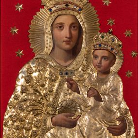 Zdjęcie nr 1: Obraz w kształcie stojącego prostokąta ujęty szeroką, akantową ramą z umieszczoną w górnej części, w osi obrazu, stylizowaną tarczą mieszczącą monogram maryjny. W centrum kompozycji przedstawiona Matka Boska z Dzieciątkiem. Maria ukazana frontalnie, w popiersiu. W prawej ręce Maria trzyma jabłko królewskie obwiedzione koroną cierniową i zwieńczone krzyżem, lewą ręką podtrzymuje Dzieciątko Jezus. Głowa Marii jest skierowana na wprost, owalna twarz ma regularne rysy. Oczy są duże, niebieskie, nos wydatny, prosty. Niewielkie usta zaznaczone są karminem. Wokół głowy Marii widnieje nimb promienisty oraz wieniec z 12 gwiazd, na głowie postaci znajduje się korona wysadzana kamieniami szlachetnymi, zwieńczona krzyżem. Postać jest ubrana w dekorowaną ornamentem roślinnym suknię oraz obszerny płaszcz z ciężkiej tkaniny dekorowanej motywami kwiatowymi, wykończony dodatkowo lamówką i spięty pod szyją ozdobną broszą. Głowa Marii okryta luźno udrapowaną wokół szyi chustą z motywem gwiazd. Dzieciątko ukazane całopostaciowo, w pozycji siedzącej, w trzech czwartych zwrócone w prawo. Prawą ręką błogosławi, lewą wspiera na księdze. Twarz Jezusa okrągła z wyraźnie zaznaczonym rumieńcem oraz dużymi, jasnymi oczami i prostym nosem. Wokół głowy ukazany nimb promienisty, a na głowie bogato wysadzana kamieniami szlachetnymi korona zwieńczona krzyżem. Dzieciątko ubrane w tunikę z długimi rękawami dekorowaną motywem roślinnym. Tło obrazu jest jednolicie czerwone, wyłożone aksamitną tkaniną. Na postaci Marii i Dzieciątka nałożono blaszane, złocone sukienki, odkrywające twarze oraz dłonie i stopy (w przypadku Jezusa) postaci.