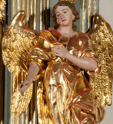 Zdjęcie nr 4: Ołtarz jednoosiowy, jednokondygnacyjny ze zwieńczeniem. Podwójny cokół z wąską, drewnianą mensą ołtarzową, tabernakulum ze spływami wolutowymi. Retabulum flankowane dwiema ćwierć kolumnami skierowanymi po ukosie na zewnątrz, z których każda ujęta parą korynckich, kanelowanych pilastrów dźwigających przełamujące się nad nimi belkowanie i dwa faliste naczółki. Na tle pilastrów, na konsolach stoją dwa uskrzydlone anioły. Zwieńczenie ujęte spływami wolutowymi, zakończone dwiema profilowanym, lekko falistym gzymsem z dwiema stykającymi się wolutami. W polu głównym szeroka, złocona, prostokątna rama z obrazami „Św. Mikołaj” i "Wizja św. Franciszka" na zasuwie, w zwieńczeniu owalny obraz w złoconej ramie z przedstawieniem św. Antoniego. Figury aniołów wydrążone, ukazane w kontrapoście, z dłońmi wysuniętymi do przodu; anioł po lewej trzyma chustę. Ich twarze są owalne o regularnych rysach, z brązowymi puklowanymi włosami sięgającymi ramion. Z tyłu przymocowane duże, złote skrzydła. Ubrane są w długie, złote szaty o ostrym zarysie, odsłaniające klatkę piersiową i jedną z nóg. W partii belkowania para nagich puttów ze złoconymi opaskami na biodrach ujmujących kartusz w rokokowym obramieniu z chrystogramem. Na naczółkach z kolei siedzą nagie putta z przepaskami na biodrach i złotymi skrzydełkami. Na dekorację ornamentalną składają się drobne motywy roślinne, kampanule na ćwierćkolumnach, zwisy róż i gałązek wokół obrazu w zwieńczeniu i efektowna podwójna muszla palmetowa w zwieńczeniu. 
