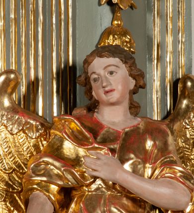 Zdjęcie nr 5: Ołtarz jednoosiowy, jednokondygnacyjny ze zwieńczeniem. Podwójny cokół z wąską, drewnianą mensą ołtarzową, tabernakulum ze spływami wolutowymi. Retabulum flankowane dwiema ćwierć kolumnami skierowanymi po ukosie na zewnątrz, z których każda ujęta parą korynckich, kanelowanych pilastrów dźwigających przełamujące się nad nimi belkowanie i dwa faliste naczółki. Na tle pilastrów, na konsolach stoją dwa uskrzydlone anioły. Zwieńczenie ujęte spływami wolutowymi, zakończone dwiema profilowanym, lekko falistym gzymsem z dwiema stykającymi się wolutami. W polu głównym szeroka, złocona, prostokątna rama z obrazami „Św. Mikołaj” i "Wizja św. Franciszka" na zasuwie, w zwieńczeniu owalny obraz w złoconej ramie z przedstawieniem św. Antoniego. Figury aniołów wydrążone, ukazane w kontrapoście, z dłońmi wysuniętymi do przodu; anioł po lewej trzyma chustę. Ich twarze są owalne o regularnych rysach, z brązowymi puklowanymi włosami sięgającymi ramion. Z tyłu przymocowane duże, złote skrzydła. Ubrane są w długie, złote szaty o ostrym zarysie, odsłaniające klatkę piersiową i jedną z nóg. W partii belkowania para nagich puttów ze złoconymi opaskami na biodrach ujmujących kartusz w rokokowym obramieniu z chrystogramem. Na naczółkach z kolei siedzą nagie putta z przepaskami na biodrach i złotymi skrzydełkami. Na dekorację ornamentalną składają się drobne motywy roślinne, kampanule na ćwierćkolumnach, zwisy róż i gałązek wokół obrazu w zwieńczeniu i efektowna podwójna muszla palmetowa w zwieńczeniu. 
