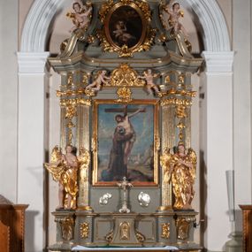 Zdjęcie nr 1: Ołtarz jednoosiowy, jednokondygnacyjny ze zwieńczeniem. Podwójny cokół z wąską, drewnianą mensą ołtarzową, tabernakulum ze spływami wolutowymi. Retabulum flankowane dwiema ćwierć kolumnami skierowanymi po ukosie na zewnątrz, z których każda ujęta parą korynckich, kanelowanych pilastrów dźwigających przełamujące się nad nimi belkowanie i dwa faliste naczółki. Na tle pilastrów, na konsolach stoją dwa uskrzydlone anioły. Zwieńczenie ujęte spływami wolutowymi, zakończone dwiema profilowanym, lekko falistym gzymsem z dwiema stykającymi się wolutami. W polu głównym szeroka, złocona, prostokątna rama z obrazami „Św. Mikołaj” i "Wizja św. Franciszka" na zasuwie, w zwieńczeniu owalny obraz w złoconej ramie z przedstawieniem św. Antoniego. Figury aniołów wydrążone, ukazane w kontrapoście, z dłońmi wysuniętymi do przodu; anioł po lewej trzyma chustę. Ich twarze są owalne o regularnych rysach, z brązowymi puklowanymi włosami sięgającymi ramion. Z tyłu przymocowane duże, złote skrzydła. Ubrane są w długie, złote szaty o ostrym zarysie, odsłaniające klatkę piersiową i jedną z nóg. W partii belkowania para nagich puttów ze złoconymi opaskami na biodrach ujmujących kartusz w rokokowym obramieniu z chrystogramem. Na naczółkach z kolei siedzą nagie putta z przepaskami na biodrach i złotymi skrzydełkami. Na dekorację ornamentalną składają się drobne motywy roślinne, kampanule na ćwierćkolumnach, zwisy róż i gałązek wokół obrazu w zwieńczeniu i efektowna podwójna muszla palmetowa w zwieńczeniu. 
