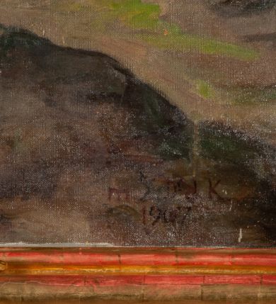 Zdjęcie nr 3: Ołtarz jednoosiowy, jednokondygnacyjny ze zwieńczeniem. Podwójny cokół z wąską, drewnianą mensą ołtarzową, tabernakulum ze spływami wolutowymi. Retabulum flankowane dwiema ćwierć kolumnami skierowanymi po ukosie na zewnątrz, z których każda ujęta parą korynckich, kanelowanych pilastrów dźwigających przełamujące się nad nimi belkowanie i dwa faliste naczółki. Na tle pilastrów, na konsolach stoją dwa uskrzydlone anioły. Zwieńczenie ujęte spływami wolutowymi, zakończone dwiema profilowanym, lekko falistym gzymsem z dwiema stykającymi się wolutami. W polu głównym szeroka, złocona, prostokątna rama z obrazami „Św. Mikołaj” i "Wizja św. Franciszka" na zasuwie, w zwieńczeniu owalny obraz w złoconej ramie z przedstawieniem św. Antoniego. Figury aniołów wydrążone, ukazane w kontrapoście, z dłońmi wysuniętymi do przodu; anioł po lewej trzyma chustę. Ich twarze są owalne o regularnych rysach, z brązowymi puklowanymi włosami sięgającymi ramion. Z tyłu przymocowane duże, złote skrzydła. Ubrane są w długie, złote szaty o ostrym zarysie, odsłaniające klatkę piersiową i jedną z nóg. W partii belkowania para nagich puttów ze złoconymi opaskami na biodrach ujmujących kartusz w rokokowym obramieniu z chrystogramem. Na naczółkach z kolei siedzą nagie putta z przepaskami na biodrach i złotymi skrzydełkami. Na dekorację ornamentalną składają się drobne motywy roślinne, kampanule na ćwierćkolumnach, zwisy róż i gałązek wokół obrazu w zwieńczeniu i efektowna podwójna muszla palmetowa w zwieńczeniu. 
