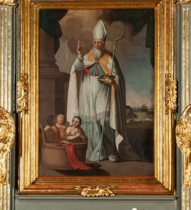 Zdjęcie nr 31: Ołtarz jednoosiowy, jednokondygnacyjny ze zwieńczeniem. Podwójny cokół z wąską, drewnianą mensą ołtarzową, tabernakulum ze spływami wolutowymi. Retabulum flankowane dwiema ćwierć kolumnami skierowanymi po ukosie na zewnątrz, z których każda ujęta parą korynckich, kanelowanych pilastrów dźwigających przełamujące się nad nimi belkowanie i dwa faliste naczółki. Na tle pilastrów, na konsolach stoją dwa uskrzydlone anioły. Zwieńczenie ujęte spływami wolutowymi, zakończone dwiema profilowanym, lekko falistym gzymsem z dwiema stykającymi się wolutami. W polu głównym szeroka, złocona, prostokątna rama z obrazami „Św. Mikołaj” i "Wizja św. Franciszka" na zasuwie, w zwieńczeniu owalny obraz w złoconej ramie z przedstawieniem św. Antoniego. Figury aniołów wydrążone, ukazane w kontrapoście, z dłońmi wysuniętymi do przodu; anioł po lewej trzyma chustę. Ich twarze są owalne o regularnych rysach, z brązowymi puklowanymi włosami sięgającymi ramion. Z tyłu przymocowane duże, złote skrzydła. Ubrane są w długie, złote szaty o ostrym zarysie, odsłaniające klatkę piersiową i jedną z nóg. W partii belkowania para nagich puttów ze złoconymi opaskami na biodrach ujmujących kartusz w rokokowym obramieniu z chrystogramem. Na naczółkach z kolei siedzą nagie putta z przepaskami na biodrach i złotymi skrzydełkami. Na dekorację ornamentalną składają się drobne motywy roślinne, kampanule na ćwierćkolumnach, zwisy róż i gałązek wokół obrazu w zwieńczeniu i efektowna podwójna muszla palmetowa w zwieńczeniu. 
