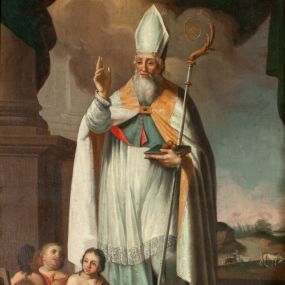 Zdjęcie nr 1: Obraz w kształcie stojącego prostokąta ukazuje św. Mikołaja w całej postaci, frontalnie. Jego twarz jest okolona siwą, długą brodą, nos prosty, oczy szeroko otwarte. Biskup jest ubrany w jasnobłękitną albę, komżę, mucet i biały płaszcz płaszcz ze złotymi brzegami spięty pod szyją, z infułą na głowie. Święty prawą rękę unosi w geście błogosławieństwa, w lewej przytrzymuje księgę z trzema złotymi kulami i pastorał. Na ziemi, po prawej stronie świętego, trzej młodzieńcy w drewnianym szafliku, przepasani brązowymi i czerwonymi tkaninami. Za świętym fragment kolumny z kotarą oraz krajobraz z końmi przy rzece. Niebo błękitne z szaro-brązowymi chmurami. 
