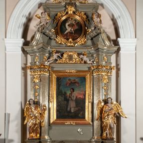 Zdjęcie nr 1: Ołtarz  jednoosiowy, jednokondygnacyjny ze zwieńczeniem. Podwójny cokół z wąską, drewnianą mensą ołtarzową, tabernakulum ze spływami wolutowymi. Retabulum flankowane dwiema ćwierć kolumnami skierowanymi po ukosie na zewnątrz, z których każda ujęta parą korynckich, kanelowanych pilastrów dźwigających przełamujące się nad nimi belkowanie i dwa faliste naczółki. Na tle pilastrów, na konsolach stoją dwa uskrzydlone anioły. Zwieńczenie ujęte spływami wolutowymi, zakończone profilowanym, lekko falistym gzymsem z dwiema stykającymi się wolutami. W polu głównym szeroka, złocona, prostokątna rama z obrazem &quot;Św. Szymon Oracz&quot;, w zwieńczeniu owalny obraz w złoconej ramie z przedstawieniem św. Michała Archanioła. Figury aniołów wydrążone, ukazane w kontrapoście, o prawidłowych proporcjach ciała, w lekkim przechyleniu na bok, z dłońmi ułożonymi do gry na instrumencie szarpanym. Ich twarze są owalne o regularnych rysach, z brązowymi puklowanymi włosami sięgającymi ramion. Z tyłu przymocowane duże, złote skrzydła. Ubrani są w długie, złote szaty o ostrym zarysie. W partii belkowania para nagich puttów ze złoconymi opaskami na biodrach ujmują kartusz w rokokowym obramieniu. Na naczółkach z kolei siedzą nagie putta z przepaskami na biodrach i złotymi skrzydełkami. Na dekorację ornamentalną składają się drobne motywy roślinne, kampanule na ćwierćkolumnach, zwisy róż i gałązek wokół obrazu w zwieńczeniu i efektowna podwójna muszla palmetowa w zwieńczeniu. 



