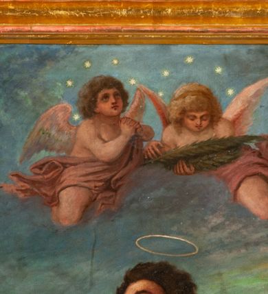 Zdjęcie nr 24: Ołtarz  jednoosiowy, jednokondygnacyjny ze zwieńczeniem. Podwójny cokół z wąską, drewnianą mensą ołtarzową, tabernakulum ze spływami wolutowymi. Retabulum flankowane dwiema ćwierć kolumnami skierowanymi po ukosie na zewnątrz, z których każda ujęta parą korynckich, kanelowanych pilastrów dźwigających przełamujące się nad nimi belkowanie i dwa faliste naczółki. Na tle pilastrów, na konsolach stoją dwa uskrzydlone anioły. Zwieńczenie ujęte spływami wolutowymi, zakończone profilowanym, lekko falistym gzymsem z dwiema stykającymi się wolutami. W polu głównym szeroka, złocona, prostokątna rama z obrazem "Św. Szymon Oracz", w zwieńczeniu owalny obraz w złoconej ramie z przedstawieniem św. Michała Archanioła. Figury aniołów wydrążone, ukazane w kontrapoście, o prawidłowych proporcjach ciała, w lekkim przechyleniu na bok, z dłońmi ułożonymi do gry na instrumencie szarpanym. Ich twarze są owalne o regularnych rysach, z brązowymi puklowanymi włosami sięgającymi ramion. Z tyłu przymocowane duże, złote skrzydła. Ubrani są w długie, złote szaty o ostrym zarysie. W partii belkowania para nagich puttów ze złoconymi opaskami na biodrach ujmują kartusz w rokokowym obramieniu. Na naczółkach z kolei siedzą nagie putta z przepaskami na biodrach i złotymi skrzydełkami. Na dekorację ornamentalną składają się drobne motywy roślinne, kampanule na ćwierćkolumnach, zwisy róż i gałązek wokół obrazu w zwieńczeniu i efektowna podwójna muszla palmetowa w zwieńczeniu. 



