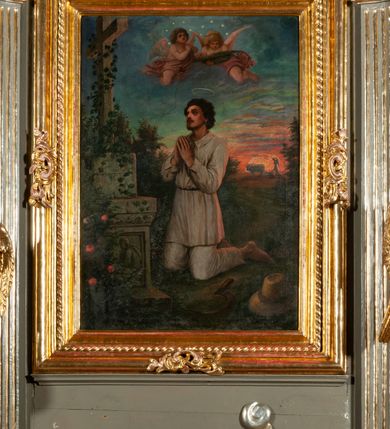 Zdjęcie nr 2: Ołtarz  jednoosiowy, jednokondygnacyjny ze zwieńczeniem. Podwójny cokół z wąską, drewnianą mensą ołtarzową, tabernakulum ze spływami wolutowymi. Retabulum flankowane dwiema ćwierć kolumnami skierowanymi po ukosie na zewnątrz, z których każda ujęta parą korynckich, kanelowanych pilastrów dźwigających przełamujące się nad nimi belkowanie i dwa faliste naczółki. Na tle pilastrów, na konsolach stoją dwa uskrzydlone anioły. Zwieńczenie ujęte spływami wolutowymi, zakończone profilowanym, lekko falistym gzymsem z dwiema stykającymi się wolutami. W polu głównym szeroka, złocona, prostokątna rama z obrazem "Św. Szymon Oracz", w zwieńczeniu owalny obraz w złoconej ramie z przedstawieniem św. Michała Archanioła. Figury aniołów wydrążone, ukazane w kontrapoście, o prawidłowych proporcjach ciała, w lekkim przechyleniu na bok, z dłońmi ułożonymi do gry na instrumencie szarpanym. Ich twarze są owalne o regularnych rysach, z brązowymi puklowanymi włosami sięgającymi ramion. Z tyłu przymocowane duże, złote skrzydła. Ubrani są w długie, złote szaty o ostrym zarysie. W partii belkowania para nagich puttów ze złoconymi opaskami na biodrach ujmują kartusz w rokokowym obramieniu. Na naczółkach z kolei siedzą nagie putta z przepaskami na biodrach i złotymi skrzydełkami. Na dekorację ornamentalną składają się drobne motywy roślinne, kampanule na ćwierćkolumnach, zwisy róż i gałązek wokół obrazu w zwieńczeniu i efektowna podwójna muszla palmetowa w zwieńczeniu. 




