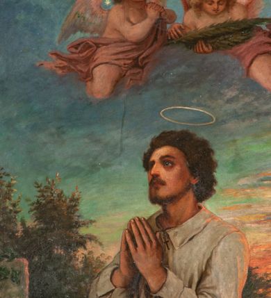 Zdjęcie nr 25: Ołtarz  jednoosiowy, jednokondygnacyjny ze zwieńczeniem. Podwójny cokół z wąską, drewnianą mensą ołtarzową, tabernakulum ze spływami wolutowymi. Retabulum flankowane dwiema ćwierć kolumnami skierowanymi po ukosie na zewnątrz, z których każda ujęta parą korynckich, kanelowanych pilastrów dźwigających przełamujące się nad nimi belkowanie i dwa faliste naczółki. Na tle pilastrów, na konsolach stoją dwa uskrzydlone anioły. Zwieńczenie ujęte spływami wolutowymi, zakończone profilowanym, lekko falistym gzymsem z dwiema stykającymi się wolutami. W polu głównym szeroka, złocona, prostokątna rama z obrazem "Św. Szymon Oracz", w zwieńczeniu owalny obraz w złoconej ramie z przedstawieniem św. Michała Archanioła. Figury aniołów wydrążone, ukazane w kontrapoście, o prawidłowych proporcjach ciała, w lekkim przechyleniu na bok, z dłońmi ułożonymi do gry na instrumencie szarpanym. Ich twarze są owalne o regularnych rysach, z brązowymi puklowanymi włosami sięgającymi ramion. Z tyłu przymocowane duże, złote skrzydła. Ubrani są w długie, złote szaty o ostrym zarysie. W partii belkowania para nagich puttów ze złoconymi opaskami na biodrach ujmują kartusz w rokokowym obramieniu. Na naczółkach z kolei siedzą nagie putta z przepaskami na biodrach i złotymi skrzydełkami. Na dekorację ornamentalną składają się drobne motywy roślinne, kampanule na ćwierćkolumnach, zwisy róż i gałązek wokół obrazu w zwieńczeniu i efektowna podwójna muszla palmetowa w zwieńczeniu. 



