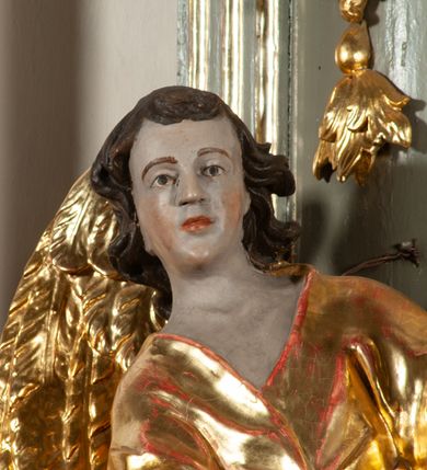 Zdjęcie nr 6: Ołtarz  jednoosiowy, jednokondygnacyjny ze zwieńczeniem. Podwójny cokół z wąską, drewnianą mensą ołtarzową, tabernakulum ze spływami wolutowymi. Retabulum flankowane dwiema ćwierć kolumnami skierowanymi po ukosie na zewnątrz, z których każda ujęta parą korynckich, kanelowanych pilastrów dźwigających przełamujące się nad nimi belkowanie i dwa faliste naczółki. Na tle pilastrów, na konsolach stoją dwa uskrzydlone anioły. Zwieńczenie ujęte spływami wolutowymi, zakończone profilowanym, lekko falistym gzymsem z dwiema stykającymi się wolutami. W polu głównym szeroka, złocona, prostokątna rama z obrazem "Św. Szymon Oracz", w zwieńczeniu owalny obraz w złoconej ramie z przedstawieniem św. Michała Archanioła. Figury aniołów wydrążone, ukazane w kontrapoście, o prawidłowych proporcjach ciała, w lekkim przechyleniu na bok, z dłońmi ułożonymi do gry na instrumencie szarpanym. Ich twarze są owalne o regularnych rysach, z brązowymi puklowanymi włosami sięgającymi ramion. Z tyłu przymocowane duże, złote skrzydła. Ubrani są w długie, złote szaty o ostrym zarysie. W partii belkowania para nagich puttów ze złoconymi opaskami na biodrach ujmują kartusz w rokokowym obramieniu. Na naczółkach z kolei siedzą nagie putta z przepaskami na biodrach i złotymi skrzydełkami. Na dekorację ornamentalną składają się drobne motywy roślinne, kampanule na ćwierćkolumnach, zwisy róż i gałązek wokół obrazu w zwieńczeniu i efektowna podwójna muszla palmetowa w zwieńczeniu. 



