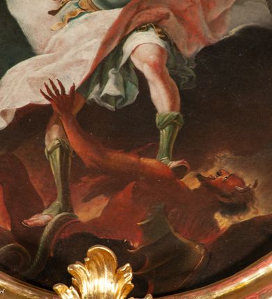 Zdjęcie nr 22: Ołtarz  jednoosiowy, jednokondygnacyjny ze zwieńczeniem. Podwójny cokół z wąską, drewnianą mensą ołtarzową, tabernakulum ze spływami wolutowymi. Retabulum flankowane dwiema ćwierć kolumnami skierowanymi po ukosie na zewnątrz, z których każda ujęta parą korynckich, kanelowanych pilastrów dźwigających przełamujące się nad nimi belkowanie i dwa faliste naczółki. Na tle pilastrów, na konsolach stoją dwa uskrzydlone anioły. Zwieńczenie ujęte spływami wolutowymi, zakończone profilowanym, lekko falistym gzymsem z dwiema stykającymi się wolutami. W polu głównym szeroka, złocona, prostokątna rama z obrazem "Św. Szymon Oracz", w zwieńczeniu owalny obraz w złoconej ramie z przedstawieniem św. Michała Archanioła. Figury aniołów wydrążone, ukazane w kontrapoście, o prawidłowych proporcjach ciała, w lekkim przechyleniu na bok, z dłońmi ułożonymi do gry na instrumencie szarpanym. Ich twarze są owalne o regularnych rysach, z brązowymi puklowanymi włosami sięgającymi ramion. Z tyłu przymocowane duże, złote skrzydła. Ubrani są w długie, złote szaty o ostrym zarysie. W partii belkowania para nagich puttów ze złoconymi opaskami na biodrach ujmują kartusz w rokokowym obramieniu. Na naczółkach z kolei siedzą nagie putta z przepaskami na biodrach i złotymi skrzydełkami. Na dekorację ornamentalną składają się drobne motywy roślinne, kampanule na ćwierćkolumnach, zwisy róż i gałązek wokół obrazu w zwieńczeniu i efektowna podwójna muszla palmetowa w zwieńczeniu. 



