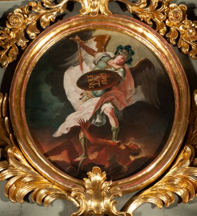 Zdjęcie nr 1: Obraz owalny ukazuje archanioła Michała z tarczą i mieczem depczącego leżącego na ziemi diabła. 