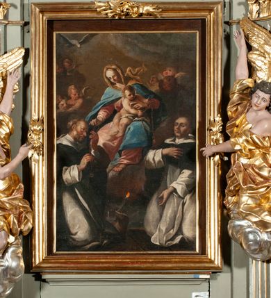 Zdjęcie nr 31: Ołtarz jednoosiowy, jednokondygnacyjny ze zwieńczeniem. Podwójny cokół z wąską, drewnianą mensą ołtarzową, wybrzuszoną. Na niej stoi tabernakulum ujęte narożnie ustawionymi spływami wolutowymi, zwieńczone spłaszczoną kopułką ze spływami wolutowymi. Retabulum flankowane dwiema ćwierć kolumnami skierowanymi po ukosie na zewnątrz, z których każda ujęta parą korynckich, kanelowanych pilastrów dźwigających przełamujące się nad nimi belkowanie i dwa faliste naczółki. Na tle pilastrów, na konsolach stoją figury św. Anny i św. Joachima oraz unoszą się na chmurach flankujące obraz uskrzydlone anioły. Zwieńczenie ujęte spływami wolutowymi, zakończone profilowanym, lekko falistym gzymsem z dwiema stykającymi się wolutami. N naczółkach dwa uskrzydlone, przepasane opaską na biodrach aniołki. W polu głównym szeroka, złocona, prostokątna rama z obrazem Matki Boskiej z Dzieciątkiem i koroną w partii belkowania, a w zwieńczeniu owalny obraz w złoconej ramie z przedstawieniem św. Józefa z Dzieciątkiem. Figury św. Anny i św. Joachima ukazane w lekkim kontrapoście, w długich, obficie fałdowanych szatach. Anna trzyma prawą rękę na piersi, w lewej przytrzymuje połę płaszcza, natomiast Joachim ręce składa w geście modlitwy. Anioły klęczą na chmurach, usytuowanych na różnych poziomach, ubrane są w miękko, ale drobno fałdowane szaty, odsłaniające ich ramiona i górną część klatki piersiowej i wskazujący na obraz. Na dekorację ornamentalną składają się drobne motywy roślinne, kampanule na ćwierćkolumnach, zwisy róż i gałązek palm wokół obrazu w zwieńczeniu i efektowna podwójna muszla palmetowa w zwieńczeniu. 