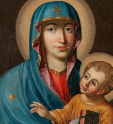Zdjęcie nr 2: Obraz w kształcie stojącego prostokąta ukazuje na ciemnym, brązowym, jednolitym tle Matkę Boską z Dzieciątkiem na rękach. Maria ukazana jest do kolan, frontalnie, ze skrzyżowanymi rękoma, z których prawa z wyprostowanymi dwoma palcami, a lewa zaciśnięta z chustką. Jej twarz modelowana jest miękko, nos smukły, usta czerwone, uśmiechnięte, oczy otwarte, spoglądające na wprost. Ubrana jest w czerwoną suknię i niebieski płaszcz z różowym podbiciem, zarzucony na głowę. Jezus jest ukazany w trzech czwartych, zwrócony w prawo. Twarz ma pulchną, oczy szeroko otwarte, nos krótki, usta pełne, zaczerwienione, włosy jasne, kręcone, krótkie. Jest ubrany w brązową sukienkę i białą pieluchę wokół bioder i nóg. Prawą rękę unosi w kierunku gwiazdy na lewym ramieniu Marii, a w prawej trzyma księgę, na okładce której widnieją litery IHS w glorii promienistej. Wokół głowy Marii i Jezusa rozświetlone nimby. 
