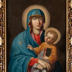 Zdjęcie nr 1: Obraz w kształcie stojącego prostokąta ukazuje na ciemnym, brązowym, jednolitym tle Matkę Boską z Dzieciątkiem na rękach. Maria ukazana jest do kolan, frontalnie, ze skrzyżowanymi rękoma, z których prawa z wyprostowanymi dwoma palcami, a lewa zaciśnięta z chustką. Jej twarz modelowana jest miękko, nos smukły, usta czerwone, uśmiechnięte, oczy otwarte, spoglądające na wprost. Ubrana jest w czerwoną suknię i niebieski płaszcz z różowym podbiciem, zarzucony na głowę. Jezus jest ukazany w trzech czwartych, zwrócony w prawo. Twarz ma pulchną, oczy szeroko otwarte, nos krótki, usta pełne, zaczerwienione, włosy jasne, kręcone, krótkie. Jest ubrany w brązową sukienkę i białą pieluchę wokół bioder i nóg. Prawą rękę unosi w kierunku gwiazdy na lewym ramieniu Marii, a w prawej trzyma księgę, na okładce której widnieją litery IHS w glorii promienistej. Wokół głowy Marii i Jezusa rozświetlone nimby. 
