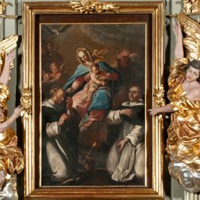 Zdjęcie nr 1: Obraz w kształcie stojącego prostokąta ukazuje siedzącą na chmurach Matkę Boską z Dzieciątkiem przekazujących różańce klęczącym pod nimi św. Dominikiem i św. Jackiem. Matka Boska ukazana jest w trzech czwartych, ubrana w różową suknię, niebieski płaszcz i brązową chustę rozwianą za plecami. W prawej ręce trzyma szkaplerz, który przekazuje św. Dominikowi. Na jej kolanach siedzi nagi Jezus, przepasany opaską na biodrach, trzymający w rękach szkaplerz zwrócony w kierunku św. Jacka. Św. Dominik ukazany z profilu, klęczący, z głową zwróconą w kierunku Marii, ubrany w dominikański habit. Klęczący św. Jacek jest zwrócony w trzech czwartych, ubrany w dominikański habit, z lewą ręką opuszczoną w dół, z prawą na piersi. W tle grupy aniołków i główek anielskich wśród chmur. 