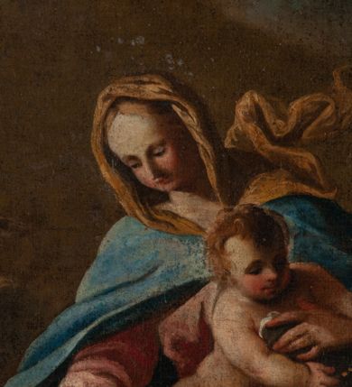 Zdjęcie nr 14: Obraz w kształcie stojącego prostokąta ukazuje siedzącą na chmurach Matkę Boską z Dzieciątkiem przekazujących różańce klęczącym pod nimi św. Dominikiem i św. Jackiem. Matka Boska ukazana jest w trzech czwartych, ubrana w różową suknię, niebieski płaszcz i brązową chustę rozwianą za plecami. W prawej ręce trzyma szkaplerz, który przekazuje św. Dominikowi. Na jej kolanach siedzi nagi Jezus, przepasany opaską na biodrach, trzymający w rękach szkaplerz zwrócony w kierunku św. Jacka. Św. Dominik ukazany z profilu, klęczący, z głową zwróconą w kierunku Marii, ubrany w dominikański habit. Klęczący św. Jacek jest zwrócony w trzech czwartych, ubrany w dominikański habit, z lewą ręką opuszczoną w dół, z prawą na piersi. W tle grupy aniołków i główek anielskich wśród chmur. 