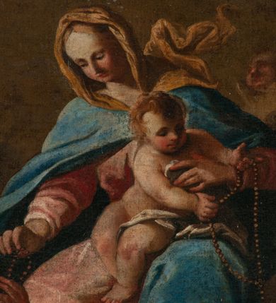 Zdjęcie nr 6: Obraz w kształcie stojącego prostokąta ukazuje siedzącą na chmurach Matkę Boską z Dzieciątkiem przekazujących różańce klęczącym pod nimi św. Dominikiem i św. Jackiem. Matka Boska ukazana jest w trzech czwartych, ubrana w różową suknię, niebieski płaszcz i brązową chustę rozwianą za plecami. W prawej ręce trzyma szkaplerz, który przekazuje św. Dominikowi. Na jej kolanach siedzi nagi Jezus, przepasany opaską na biodrach, trzymający w rękach szkaplerz zwrócony w kierunku św. Jacka. Św. Dominik ukazany z profilu, klęczący, z głową zwróconą w kierunku Marii, ubrany w dominikański habit. Klęczący św. Jacek jest zwrócony w trzech czwartych, ubrany w dominikański habit, z lewą ręką opuszczoną w dół, z prawą na piersi. W tle grupy aniołków i główek anielskich wśród chmur. 