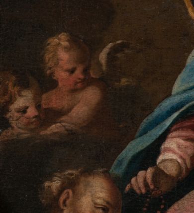 Zdjęcie nr 9: Obraz w kształcie stojącego prostokąta ukazuje siedzącą na chmurach Matkę Boską z Dzieciątkiem przekazujących różańce klęczącym pod nimi św. Dominikiem i św. Jackiem. Matka Boska ukazana jest w trzech czwartych, ubrana w różową suknię, niebieski płaszcz i brązową chustę rozwianą za plecami. W prawej ręce trzyma szkaplerz, który przekazuje św. Dominikowi. Na jej kolanach siedzi nagi Jezus, przepasany opaską na biodrach, trzymający w rękach szkaplerz zwrócony w kierunku św. Jacka. Św. Dominik ukazany z profilu, klęczący, z głową zwróconą w kierunku Marii, ubrany w dominikański habit. Klęczący św. Jacek jest zwrócony w trzech czwartych, ubrany w dominikański habit, z lewą ręką opuszczoną w dół, z prawą na piersi. W tle grupy aniołków i główek anielskich wśród chmur. 