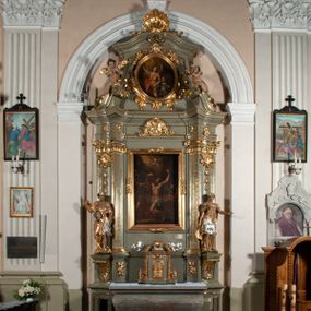 Zdjęcie nr 1: Ołtarz jednoosiowy, jednokondygnacyjny ze zwieńczeniem. Podwójny cokół z wąską, drewnianą mensą ołtarzową, wybrzuszoną. Na niej stoi tabernakulum ujęte kolumienkami i spływami wolutowymi, zwieńczone dwoma zwróconymi do siebie naczółkami z niewielką figurą baranka na tle promieni. Retabulum flankowane dwiema ćwierć kolumnami skierowanymi po ukosie na zewnątrz, z których każda ujęta parą korynckich, kanelowanych pilastrów dźwigających przełamujące się nad nimi belkowanie i dwa faliste naczółki. Na tle pilastrów, na konsolach stoją dwie figury egzotycznych mężczyzn. Zwieńczenie ujęte spływami wolutowymi, zakończone profilowanym, lekko falistym gzymsem z dwiema stykającymi się wolutami. W polu głównym szeroka, złocona, prostokątna rama z obrazem "Męczeństwo św. Bartłomieja", w zwieńczeniu owalny obraz w złoconej ramie z przedstawieniem Anioła Stróża. 
Figury egzotycznych (o typach wschodnich) mężczyzn ukazane w kontrapoście, o prawidłowych proporcjach ciała, z rękami uniesionymi przed siebie, na wysokości klatki piersiowej. Ich twarze są pełne, okrągłe o szerokich nosach i wydatnych, lekko otwartych ustach, na głowie krótkie, kręcone, ciemne włosy przytrzymane na czole złoconymi opaskami. Biodra okalają sięgające kolan spódniczki ze srebrnych piór. Mężczyzna po lewej stronie trzyma skórę z twarzą św. Bartłomieja osłaniającą część jego ciała, a postać po prawej nosi na plechach płaszcz sięgający stóp. Na dekorację ornamentalną składają się drobne motywy roślinne, kampanule na ćwierćkolumnach, kartusz ujęty drobnymi rocaille’ami, zwisy róż i gałązek palm wokół obrazu w zwieńczeniu i efektowna podwójna muszla palmetowa w zwieńczeniu. 
