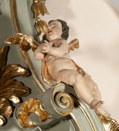 Zdjęcie nr 6: Ołtarz jednoosiowy, jednokondygnacyjny ze zwieńczeniem. Podwójny cokół z wąską, drewnianą mensą ołtarzową, wybrzuszoną. Na niej stoi tabernakulum ujęte kolumienkami i spływami wolutowymi, zwieńczone dwoma zwróconymi do siebie naczółkami z niewielką figurą baranka na tle promieni. Retabulum flankowane dwiema ćwierć kolumnami skierowanymi po ukosie na zewnątrz, z których każda ujęta parą korynckich, kanelowanych pilastrów dźwigających przełamujące się nad nimi belkowanie i dwa faliste naczółki. Na tle pilastrów, na konsolach stoją dwie figury egzotycznych mężczyzn. Zwieńczenie ujęte spływami wolutowymi, zakończone profilowanym, lekko falistym gzymsem z dwiema stykającymi się wolutami. W polu głównym szeroka, złocona, prostokątna rama z obrazem "Męczeństwo św. Bartłomieja", w zwieńczeniu owalny obraz w złoconej ramie z przedstawieniem Anioła Stróża. 
Figury egzotycznych (o typach wschodnich) mężczyzn ukazane w kontrapoście, o prawidłowych proporcjach ciała, z rękami uniesionymi przed siebie, na wysokości klatki piersiowej. Ich twarze są pełne, okrągłe o szerokich nosach i wydatnych, lekko otwartych ustach, na głowie krótkie, kręcone, ciemne włosy przytrzymane na czole złoconymi opaskami. Biodra okalają sięgające kolan spódniczki ze srebrnych piór. Mężczyzna po lewej stronie trzyma skórę z twarzą św. Bartłomieja osłaniającą część jego ciała, a postać po prawej nosi na plechach płaszcz sięgający stóp. Na dekorację ornamentalną składają się drobne motywy roślinne, kampanule na ćwierćkolumnach, kartusz ujęty drobnymi rocaille’ami, zwisy róż i gałązek palm wokół obrazu w zwieńczeniu i efektowna podwójna muszla palmetowa w zwieńczeniu. 
