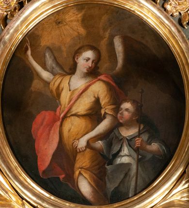 Zdjęcie nr 15: Ołtarz jednoosiowy, jednokondygnacyjny ze zwieńczeniem. Podwójny cokół z wąską, drewnianą mensą ołtarzową, wybrzuszoną. Na niej stoi tabernakulum ujęte kolumienkami i spływami wolutowymi, zwieńczone dwoma zwróconymi do siebie naczółkami z niewielką figurą baranka na tle promieni. Retabulum flankowane dwiema ćwierć kolumnami skierowanymi po ukosie na zewnątrz, z których każda ujęta parą korynckich, kanelowanych pilastrów dźwigających przełamujące się nad nimi belkowanie i dwa faliste naczółki. Na tle pilastrów, na konsolach stoją dwie figury egzotycznych mężczyzn. Zwieńczenie ujęte spływami wolutowymi, zakończone profilowanym, lekko falistym gzymsem z dwiema stykającymi się wolutami. W polu głównym szeroka, złocona, prostokątna rama z obrazem "Męczeństwo św. Bartłomieja", w zwieńczeniu owalny obraz w złoconej ramie z przedstawieniem Anioła Stróża. 
Figury egzotycznych (o typach wschodnich) mężczyzn ukazane w kontrapoście, o prawidłowych proporcjach ciała, z rękami uniesionymi przed siebie, na wysokości klatki piersiowej. Ich twarze są pełne, okrągłe o szerokich nosach i wydatnych, lekko otwartych ustach, na głowie krótkie, kręcone, ciemne włosy przytrzymane na czole złoconymi opaskami. Biodra okalają sięgające kolan spódniczki ze srebrnych piór. Mężczyzna po lewej stronie trzyma skórę z twarzą św. Bartłomieja osłaniającą część jego ciała, a postać po prawej nosi na plechach płaszcz sięgający stóp. Na dekorację ornamentalną składają się drobne motywy roślinne, kampanule na ćwierćkolumnach, kartusz ujęty drobnymi rocaille’ami, zwisy róż i gałązek palm wokół obrazu w zwieńczeniu i efektowna podwójna muszla palmetowa w zwieńczeniu. 
