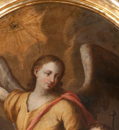 Zdjęcie nr 12: Ołtarz jednoosiowy, jednokondygnacyjny ze zwieńczeniem. Podwójny cokół z wąską, drewnianą mensą ołtarzową, wybrzuszoną. Na niej stoi tabernakulum ujęte kolumienkami i spływami wolutowymi, zwieńczone dwoma zwróconymi do siebie naczółkami z niewielką figurą baranka na tle promieni. Retabulum flankowane dwiema ćwierć kolumnami skierowanymi po ukosie na zewnątrz, z których każda ujęta parą korynckich, kanelowanych pilastrów dźwigających przełamujące się nad nimi belkowanie i dwa faliste naczółki. Na tle pilastrów, na konsolach stoją dwie figury egzotycznych mężczyzn. Zwieńczenie ujęte spływami wolutowymi, zakończone profilowanym, lekko falistym gzymsem z dwiema stykającymi się wolutami. W polu głównym szeroka, złocona, prostokątna rama z obrazem "Męczeństwo św. Bartłomieja", w zwieńczeniu owalny obraz w złoconej ramie z przedstawieniem Anioła Stróża. 
Figury egzotycznych (o typach wschodnich) mężczyzn ukazane w kontrapoście, o prawidłowych proporcjach ciała, z rękami uniesionymi przed siebie, na wysokości klatki piersiowej. Ich twarze są pełne, okrągłe o szerokich nosach i wydatnych, lekko otwartych ustach, na głowie krótkie, kręcone, ciemne włosy przytrzymane na czole złoconymi opaskami. Biodra okalają sięgające kolan spódniczki ze srebrnych piór. Mężczyzna po lewej stronie trzyma skórę z twarzą św. Bartłomieja osłaniającą część jego ciała, a postać po prawej nosi na plechach płaszcz sięgający stóp. Na dekorację ornamentalną składają się drobne motywy roślinne, kampanule na ćwierćkolumnach, kartusz ujęty drobnymi rocaille’ami, zwisy róż i gałązek palm wokół obrazu w zwieńczeniu i efektowna podwójna muszla palmetowa w zwieńczeniu. 
