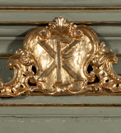 Zdjęcie nr 8: Ołtarz jednoosiowy, jednokondygnacyjny ze zwieńczeniem. Podwójny cokół z wąską, drewnianą mensą ołtarzową, wybrzuszoną. Na niej stoi tabernakulum ujęte kolumienkami i spływami wolutowymi, zwieńczone dwoma zwróconymi do siebie naczółkami z niewielką figurą baranka na tle promieni. Retabulum flankowane dwiema ćwierć kolumnami skierowanymi po ukosie na zewnątrz, z których każda ujęta parą korynckich, kanelowanych pilastrów dźwigających przełamujące się nad nimi belkowanie i dwa faliste naczółki. Na tle pilastrów, na konsolach stoją dwie figury egzotycznych mężczyzn. Zwieńczenie ujęte spływami wolutowymi, zakończone profilowanym, lekko falistym gzymsem z dwiema stykającymi się wolutami. W polu głównym szeroka, złocona, prostokątna rama z obrazem "Męczeństwo św. Bartłomieja", w zwieńczeniu owalny obraz w złoconej ramie z przedstawieniem Anioła Stróża. 
Figury egzotycznych (o typach wschodnich) mężczyzn ukazane w kontrapoście, o prawidłowych proporcjach ciała, z rękami uniesionymi przed siebie, na wysokości klatki piersiowej. Ich twarze są pełne, okrągłe o szerokich nosach i wydatnych, lekko otwartych ustach, na głowie krótkie, kręcone, ciemne włosy przytrzymane na czole złoconymi opaskami. Biodra okalają sięgające kolan spódniczki ze srebrnych piór. Mężczyzna po lewej stronie trzyma skórę z twarzą św. Bartłomieja osłaniającą część jego ciała, a postać po prawej nosi na plechach płaszcz sięgający stóp. Na dekorację ornamentalną składają się drobne motywy roślinne, kampanule na ćwierćkolumnach, kartusz ujęty drobnymi rocaille’ami, zwisy róż i gałązek palm wokół obrazu w zwieńczeniu i efektowna podwójna muszla palmetowa w zwieńczeniu. 
