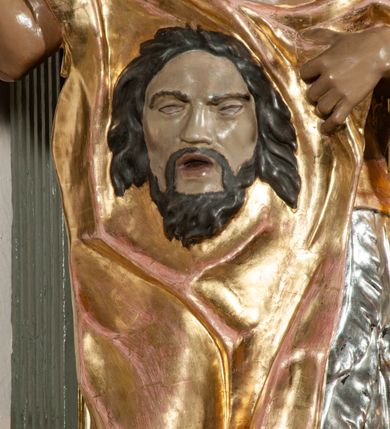 Zdjęcie nr 21: Ołtarz jednoosiowy, jednokondygnacyjny ze zwieńczeniem. Podwójny cokół z wąską, drewnianą mensą ołtarzową, wybrzuszoną. Na niej stoi tabernakulum ujęte kolumienkami i spływami wolutowymi, zwieńczone dwoma zwróconymi do siebie naczółkami z niewielką figurą baranka na tle promieni. Retabulum flankowane dwiema ćwierć kolumnami skierowanymi po ukosie na zewnątrz, z których każda ujęta parą korynckich, kanelowanych pilastrów dźwigających przełamujące się nad nimi belkowanie i dwa faliste naczółki. Na tle pilastrów, na konsolach stoją dwie figury egzotycznych mężczyzn. Zwieńczenie ujęte spływami wolutowymi, zakończone profilowanym, lekko falistym gzymsem z dwiema stykającymi się wolutami. W polu głównym szeroka, złocona, prostokątna rama z obrazem "Męczeństwo św. Bartłomieja", w zwieńczeniu owalny obraz w złoconej ramie z przedstawieniem Anioła Stróża. 
Figury egzotycznych (o typach wschodnich) mężczyzn ukazane w kontrapoście, o prawidłowych proporcjach ciała, z rękami uniesionymi przed siebie, na wysokości klatki piersiowej. Ich twarze są pełne, okrągłe o szerokich nosach i wydatnych, lekko otwartych ustach, na głowie krótkie, kręcone, ciemne włosy przytrzymane na czole złoconymi opaskami. Biodra okalają sięgające kolan spódniczki ze srebrnych piór. Mężczyzna po lewej stronie trzyma skórę z twarzą św. Bartłomieja osłaniającą część jego ciała, a postać po prawej nosi na plechach płaszcz sięgający stóp. Na dekorację ornamentalną składają się drobne motywy roślinne, kampanule na ćwierćkolumnach, kartusz ujęty drobnymi rocaille’ami, zwisy róż i gałązek palm wokół obrazu w zwieńczeniu i efektowna podwójna muszla palmetowa w zwieńczeniu. 
