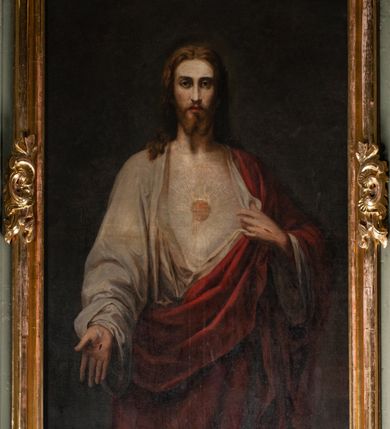 Zdjęcie nr 32: Ołtarz jednoosiowy, jednokondygnacyjny ze zwieńczeniem. Podwójny cokół z wąską, drewnianą mensą ołtarzową, wybrzuszoną. Na niej stoi tabernakulum ujęte kolumienkami i spływami wolutowymi, zwieńczone dwoma zwróconymi do siebie naczółkami z niewielką figurą baranka na tle promieni. Retabulum flankowane dwiema ćwierć kolumnami skierowanymi po ukosie na zewnątrz, z których każda ujęta parą korynckich, kanelowanych pilastrów dźwigających przełamujące się nad nimi belkowanie i dwa faliste naczółki. Na tle pilastrów, na konsolach stoją dwie figury egzotycznych mężczyzn. Zwieńczenie ujęte spływami wolutowymi, zakończone profilowanym, lekko falistym gzymsem z dwiema stykającymi się wolutami. W polu głównym szeroka, złocona, prostokątna rama z obrazem &quot;Męczeństwo św. Bartłomieja&quot;, w zwieńczeniu owalny obraz w złoconej ramie z przedstawieniem Anioła Stróża. 
Figury egzotycznych (o typach wschodnich) mężczyzn ukazane w kontrapoście, o prawidłowych proporcjach ciała, z rękami uniesionymi przed siebie, na wysokości klatki piersiowej. Ich twarze są pełne, okrągłe o szerokich nosach i wydatnych, lekko otwartych ustach, na głowie krótkie, kręcone, ciemne włosy przytrzymane na czole złoconymi opaskami. Biodra okalają sięgające kolan spódniczki ze srebrnych piór. Mężczyzna po lewej stronie trzyma skórę z twarzą św. Bartłomieja osłaniającą część jego ciała, a postać po prawej nosi na plechach płaszcz sięgający stóp. Na dekorację ornamentalną składają się drobne motywy roślinne, kampanule na ćwierćkolumnach, kartusz ujęty drobnymi rocaille’ami, zwisy róż i gałązek palm wokół obrazu w zwieńczeniu i efektowna podwójna muszla palmetowa w zwieńczeniu. 
