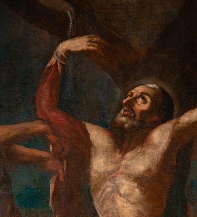 Zdjęcie nr 29: Ołtarz jednoosiowy, jednokondygnacyjny ze zwieńczeniem. Podwójny cokół z wąską, drewnianą mensą ołtarzową, wybrzuszoną. Na niej stoi tabernakulum ujęte kolumienkami i spływami wolutowymi, zwieńczone dwoma zwróconymi do siebie naczółkami z niewielką figurą baranka na tle promieni. Retabulum flankowane dwiema ćwierć kolumnami skierowanymi po ukosie na zewnątrz, z których każda ujęta parą korynckich, kanelowanych pilastrów dźwigających przełamujące się nad nimi belkowanie i dwa faliste naczółki. Na tle pilastrów, na konsolach stoją dwie figury egzotycznych mężczyzn. Zwieńczenie ujęte spływami wolutowymi, zakończone profilowanym, lekko falistym gzymsem z dwiema stykającymi się wolutami. W polu głównym szeroka, złocona, prostokątna rama z obrazem &quot;Męczeństwo św. Bartłomieja&quot;, w zwieńczeniu owalny obraz w złoconej ramie z przedstawieniem Anioła Stróża. 
Figury egzotycznych (o typach wschodnich) mężczyzn ukazane w kontrapoście, o prawidłowych proporcjach ciała, z rękami uniesionymi przed siebie, na wysokości klatki piersiowej. Ich twarze są pełne, okrągłe o szerokich nosach i wydatnych, lekko otwartych ustach, na głowie krótkie, kręcone, ciemne włosy przytrzymane na czole złoconymi opaskami. Biodra okalają sięgające kolan spódniczki ze srebrnych piór. Mężczyzna po lewej stronie trzyma skórę z twarzą św. Bartłomieja osłaniającą część jego ciała, a postać po prawej nosi na plechach płaszcz sięgający stóp. Na dekorację ornamentalną składają się drobne motywy roślinne, kampanule na ćwierćkolumnach, kartusz ujęty drobnymi rocaille’ami, zwisy róż i gałązek palm wokół obrazu w zwieńczeniu i efektowna podwójna muszla palmetowa w zwieńczeniu. 
