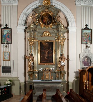 Zdjęcie nr 8: Obraz w kształcie stojącego prostokąta ukazuje przywiązanego do drzewa św. Bartłomieja obdzieranego ze skóry przez dwóch oprawców. 