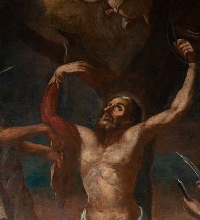 Zdjęcie nr 2: Obraz w kształcie stojącego prostokąta ukazuje przywiązanego do drzewa św. Bartłomieja obdzieranego ze skóry przez dwóch oprawców. 