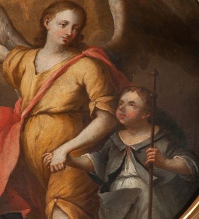 Zdjęcie nr 3: Owalny obraz ukazuje anioła prowadzącego za rękę chłopca. Anioł ukazany do kolan, w trzech czwartych, z prawą ręką uniesioną w kierunku przedstawionego na niebie oka Opatrzności i z lewą trzymającą za rękę chłopca. Jego twarz jest modelowana łagodnie, szkicowo, z otwartymi oczami, prostym nosem i drobnymi ustami oraz jasnymi włosami opadającymi na kark. Jest ubrany w żółtą suknię z trójkątnym dekoltem, krótkimi rękawami i z odsłoniętą lewą nogą oraz czerwony płaszcz przerzucony przez lewe ramię i zarzucony na plecy i prawe biodro. Za plecami widoczne są rozpostarte skrzydła. Chłopiec przedstawiony został do kolan, w trzech czwartych, w jasnej sukni i szarym płaszczu, z kijem pielgrzymim w lewej ręce. Jego twarz jest okrągła, pełna, z zaczerwionymi policzkami, oczy małe, otwarte, nos krótki, usta drobne. Tło ciemne, nieokreślone. 

