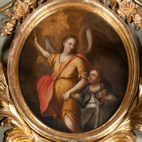 Zdjęcie nr 1: Owalny obraz ukazuje anioła prowadzącego za rękę chłopca. Anioł ukazany do kolan, w trzech czwartych, z prawą ręką uniesioną w kierunku przedstawionego na niebie oka Opatrzności i z lewą trzymającą za rękę chłopca. Jego twarz jest modelowana łagodnie, szkicowo, z otwartymi oczami, prostym nosem i drobnymi ustami oraz jasnymi włosami opadającymi na kark. Jest ubrany w żółtą suknię z trójkątnym dekoltem, krótkimi rękawami i z odsłoniętą lewą nogą oraz czerwony płaszcz przerzucony przez lewe ramię i zarzucony na plecy i prawe biodro. Za plecami widoczne są rozpostarte skrzydła. Chłopiec przedstawiony został do kolan, w trzech czwartych, w jasnej sukni i szarym płaszczu, z kijem pielgrzymim w lewej ręce. Jego twarz jest okrągła, pełna, z zaczerwionymi policzkami, oczy małe, otwarte, nos krótki, usta drobne. Tło ciemne, nieokreślone. 
