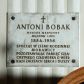Zdjęcie nr 1: Tablica w kształcie prostokąta zbliżonego do kwadratu z inskrypcją: "ANTONI BOBAK / DOKTÓR MEDYCYNY / MIŁOŚNIK LUDU / 1884-1956 / SPOCZĄŁ W ZIEMI RODZINNEJ / MORAWICY / POZOSTAWIAJĄC PAMIĘCI SZLA/CHETNEGO CZŁOWIEKA O WIEL/KICH ZALETACH SERCA I DUSZY".