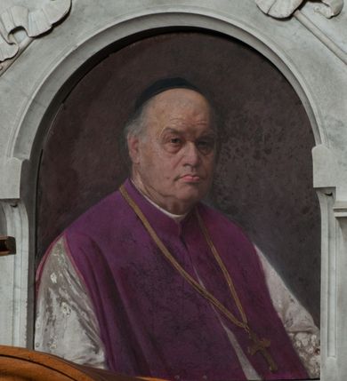 Zdjęcie nr 2: Epitafium w kształcie aediculi z półkolistą arkadą z portretem zmarłego i tablicą z inskrypcją poniżej. Arkada zwieńczona daszkiem portalowym, na którym infuła z karbowanymi taśmami i krzyżem oraz skrzyżowanymi za nią krzyżem i pastorałem. Duchowny przedstawiony w półpostaci, w trzech czwartych, w lewo. Twarz oddana realistycznie, o prostych rysach, z oczami zwróconymi na wprost, długim nosie, wyrazistych, zaciśniętych ustach, z odsłoniętą łysiną i czarną piuską na głowie. Ubrany w komżę i fioletowy mantolet. Na tablicy u dołu częściowo wypukłorzeźbiona, a częściowo ryta inskrypcja:  &quot;D(EO) O(PTIMO) M(AXIMO) / KS(IĄDZ) JÓZEF KRZEMIEŃSKI / PRAŁAT DOM(OWY) OJCA Ś(więte)go KANONIK H(ONOROWY) WARSZAWSKI / ARCHIPREZBYTER KOŚCIOŁA N(AJŚWIĘTSZEJ) P(ANNY) MARYI / URODZONY w KRAKOWIE 1835 ZMARŁ w r(oku) 1912 / B(YŁY) PROBOSZCZ W MORAWICY. / PROSI O WESTCHNIENIE DO BOGA!&quot;  