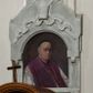 Zdjęcie nr 1: Epitafium w kształcie aediculi z półkolistą arkadą z portretem zmarłego i tablicą z inskrypcją poniżej. Arkada zwieńczona daszkiem portalowym, na którym infuła z karbowanymi taśmami i krzyżem oraz skrzyżowanymi za nią krzyżem i pastorałem. Duchowny przedstawiony w półpostaci, w trzech czwartych, w lewo. Twarz oddana realistycznie, o prostych rysach, z oczami zwróconymi na wprost, długim nosie, wyrazistych, zaciśniętych ustach, z odsłoniętą łysiną i czarną piuską na głowie. Ubrany w komżę i fioletowy mantolet. Na tablicy u dołu częściowo wypukłorzeźbiona, a częściowo ryta inskrypcja:  "D(EO) O(PTIMO) M(AXIMO) / KS(IĄDZ) JÓZEF KRZEMIEŃSKI / PRAŁAT DOM(OWY) OJCA Ś(więte)go KANONIK H(ONOROWY) WARSZAWSKI / ARCHIPREZBYTER KOŚCIOŁA N(AJŚWIĘTSZEJ) P(ANNY) MARYI / URODZONY w KRAKOWIE 1835 ZMARŁ w r(oku) 1912 / B(YŁY) PROBOSZCZ W MORAWICY. / PROSI O WESTCHNIENIE DO BOGA!"  