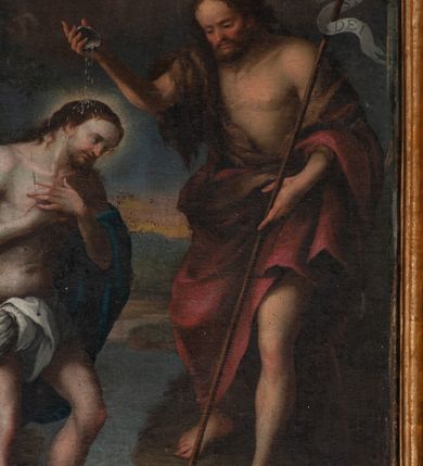 Zdjęcie nr 25: Antyambona składa się z wysokiego cokołu ujętego  szerokimi, kanelowanymi spływami wolutowymi i figurą baranka, zaplecka z obrazem ukazującym chrzest Chrystusa w Jordanie, ujętego podwieszoną kotarą i baldachim z podwieszoną pod nim kotarą. Na nim cztery esowato wygięte i łączące się górą ze sobą kabłąki, zakończone personifikacją Kościoła – kobiety w tiarze papieskiej na głowie. 