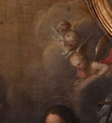 Zdjęcie nr 24: Antyambona składa się z wysokiego cokołu ujętego  szerokimi, kanelowanymi spływami wolutowymi i figurą baranka, zaplecka z obrazem ukazującym chrzest Chrystusa w Jordanie, ujętego podwieszoną kotarą i baldachim z podwieszoną pod nim kotarą. Na nim cztery esowato wygięte i łączące się górą ze sobą kabłąki, zakończone personifikacją Kościoła – kobiety w tiarze papieskiej na głowie. 