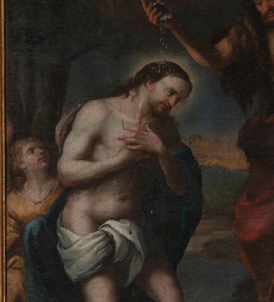 Zdjęcie nr 26: Antyambona składa się z wysokiego cokołu ujętego  szerokimi, kanelowanymi spływami wolutowymi i figurą baranka, zaplecka z obrazem ukazującym chrzest Chrystusa w Jordanie, ujętego podwieszoną kotarą i baldachim z podwieszoną pod nim kotarą. Na nim cztery esowato wygięte i łączące się górą ze sobą kabłąki, zakończone personifikacją Kościoła – kobiety w tiarze papieskiej na głowie. 