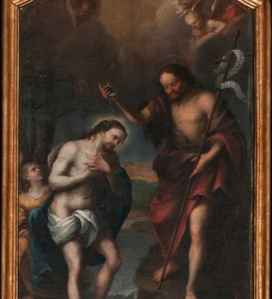 Zdjęcie nr 6: Antyambona składa się z wysokiego cokołu ujętego  szerokimi, kanelowanymi spływami wolutowymi i figurą baranka, zaplecka z obrazem ukazującym chrzest Chrystusa w Jordanie, ujętego podwieszoną kotarą i baldachim z podwieszoną pod nim kotarą. Na nim cztery esowato wygięte i łączące się górą ze sobą kabłąki, zakończone personifikacją Kościoła – kobiety w tiarze papieskiej na głowie. 