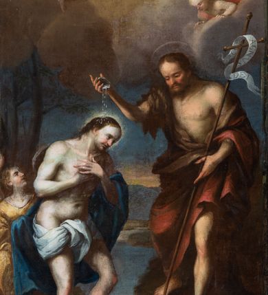 Zdjęcie nr 14: Antyambona składa się z wysokiego cokołu ujętego  szerokimi, kanelowanymi spływami wolutowymi i figurą baranka, zaplecka z obrazem ukazującym chrzest Chrystusa w Jordanie, ujętego podwieszoną kotarą i baldachim z podwieszoną pod nim kotarą. Na nim cztery esowato wygięte i łączące się górą ze sobą kabłąki, zakończone personifikacją Kościoła – kobiety w tiarze papieskiej na głowie. 