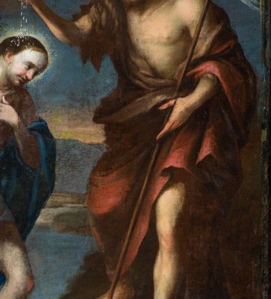 Zdjęcie nr 18: Antyambona składa się z wysokiego cokołu ujętego  szerokimi, kanelowanymi spływami wolutowymi i figurą baranka, zaplecka z obrazem ukazującym chrzest Chrystusa w Jordanie, ujętego podwieszoną kotarą i baldachim z podwieszoną pod nim kotarą. Na nim cztery esowato wygięte i łączące się górą ze sobą kabłąki, zakończone personifikacją Kościoła – kobiety w tiarze papieskiej na głowie. 