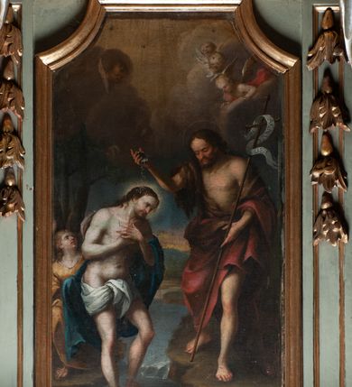 Zdjęcie nr 15: Obraz wkomponowany w zaplecek antyambony, w kształcie stojącego prostokąta o ściętych ćwierćkoliście górnych narożach. Ukazuje stojącego w Jordanie Jezusa, w silnym kontrapoście, z rękami złożonymi na piersi, opasanego na plecach niebieskim płaszczem i na biodrach białą tkaniną. Jego twarz jest zwrócona w dół, nos lekko zadarty, czoło wysokie, włosy opadające na plecy, wokół głowy rozświetlony nimb. Na brzegu stoi św. Jan Chrzciciel, zwrócony w trzech czwartych, w lekkim kontrapoście. Jego twarz o krótkim nosie, z zamkniętymi ustami, rozświetlonym czołem, krótką brązową brodą i krótkimi włosami, z aureolą wokół głowy. Święty polewa głowę Chrystusa wodą z muszli trzymanej w ręce. Jest ubrany w wielbłądzią skórę i czerwony płaszcz. W lewej dłoni przytrzymuje długi krzyż opatrzony banderolą z napisem "ECCE AGNUS DEI". Za postacią Jezusa klęczy anioł w żółtej, długiej sukni, a w partii nieba ze skłębionymi i rozświetlonymi padającymi z góry promieniami widoczne putto i główki aniołków. W tle daleki krajobraz, oddany szkicowo, z łuną wschodzącego słońca.      