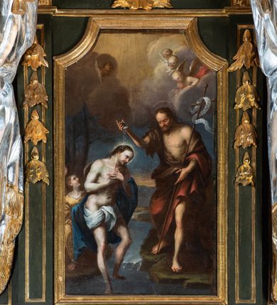 Zdjęcie nr 1: Obraz wkomponowany w zaplecek antyambony, w kształcie stojącego prostokąta o ściętych ćwierćkoliście górnych narożach. Ukazuje stojącego w Jordanie Jezusa, w silnym kontrapoście, z rękami złożonymi na piersi, opasanego na plecach niebieskim płaszczem i na biodrach białą tkaniną. Jego twarz jest zwrócona w dół, nos lekko zadarty, czoło wysokie, włosy opadające na plecy, wokół głowy rozświetlony nimb. Na brzegu stoi św. Jan Chrzciciel, zwrócony w trzech czwartych, w lekkim kontrapoście. Jego twarz o krótkim nosie, z zamkniętymi ustami, rozświetlonym czołem, krótką brązową brodą i krótkimi włosami, z aureolą wokół głowy. Święty polewa głowę Chrystusa wodą z muszli trzymanej w ręce. Jest ubrany w wielbłądzią skórę i czerwony płaszcz. W lewej dłoni przytrzymuje długi krzyż opatrzony banderolą z napisem &quot;ECCE AGNUS DEI&quot;. Za postacią Jezusa klęczy anioł w żółtej, długiej sukni, a w partii nieba ze skłębionymi i rozświetlonymi padającymi z góry promieniami widoczne putto i główki aniołków. W tle daleki krajobraz, oddany szkicowo, z łuną wschodzącego słońca.      