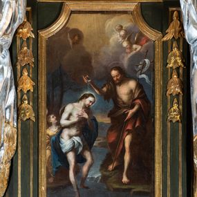 Zdjęcie nr 1: Obraz wkomponowany w zaplecek antyambony, w kształcie stojącego prostokąta o ściętych ćwierćkoliście górnych narożach. Ukazuje stojącego w Jordanie Jezusa, w silnym kontrapoście, z rękami złożonymi na piersi, opasanego na plecach niebieskim płaszczem i na biodrach białą tkaniną. Jego twarz jest zwrócona w dół, nos lekko zadarty, czoło wysokie, włosy opadające na plecy, wokół głowy rozświetlony nimb. Na brzegu stoi św. Jan Chrzciciel, zwrócony w trzech czwartych, w lekkim kontrapoście. Jego twarz o krótkim nosie, z zamkniętymi ustami, rozświetlonym czołem, krótką brązową brodą i krótkimi włosami, z aureolą wokół głowy. Święty polewa głowę Chrystusa wodą z muszli trzymanej w ręce. Jest ubrany w wielbłądzią skórę i czerwony płaszcz. W lewej dłoni przytrzymuje długi krzyż opatrzony banderolą z napisem "ECCE AGNUS DEI". Za postacią Jezusa klęczy anioł w żółtej, długiej sukni, a w partii nieba ze skłębionymi i rozświetlonymi padającymi z góry promieniami widoczne putto i główki aniołków. W tle daleki krajobraz, oddany szkicowo, z łuną wschodzącego słońca.      